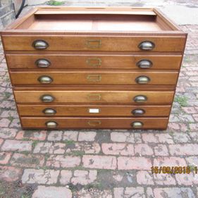 Oak set of drawers